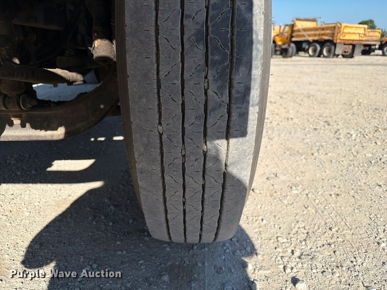 image for item DZ4743 2006 International 7300 oil distributor truck