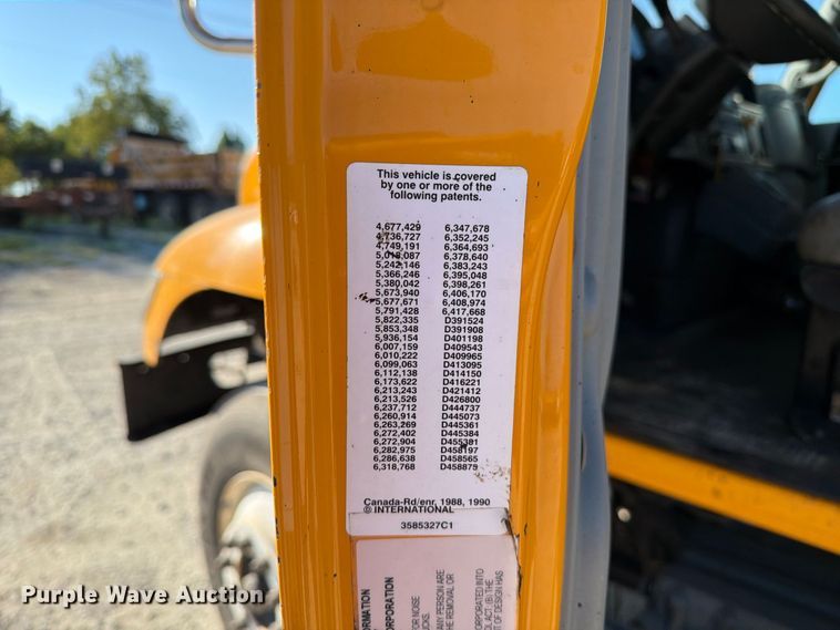 image for item DZ4743 2006 International 7300 oil distributor truck