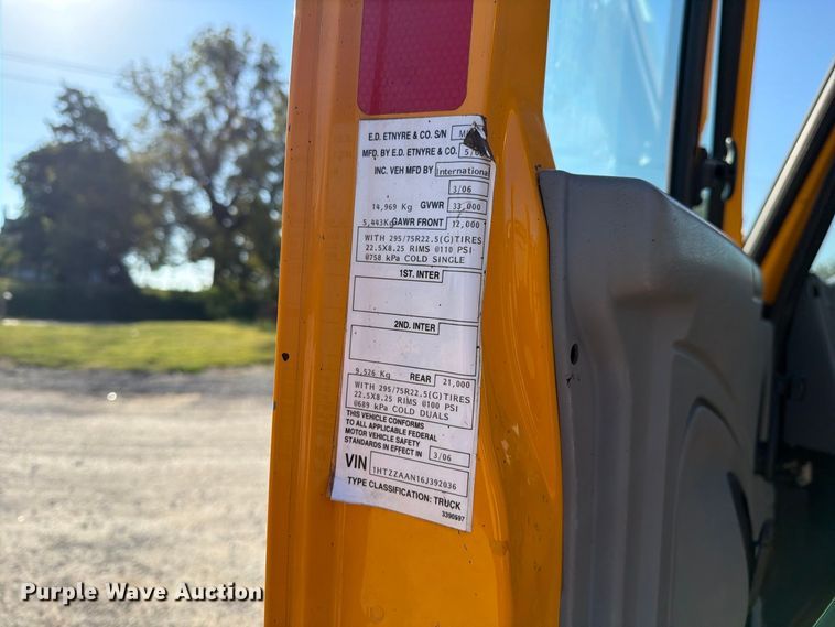 image for item DZ4743 2006 International 7300 oil distributor truck