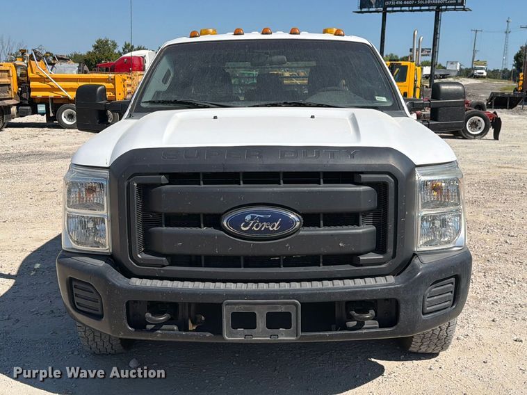 image for item DZ4744 2015 Ford F350 Super Duty XL Crew Cab flatbed pickup truck