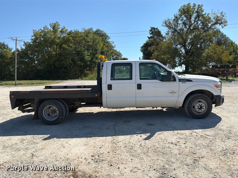 image for item DZ4744 2015 Ford F350 Super Duty XL Crew Cab flatbed pickup truck