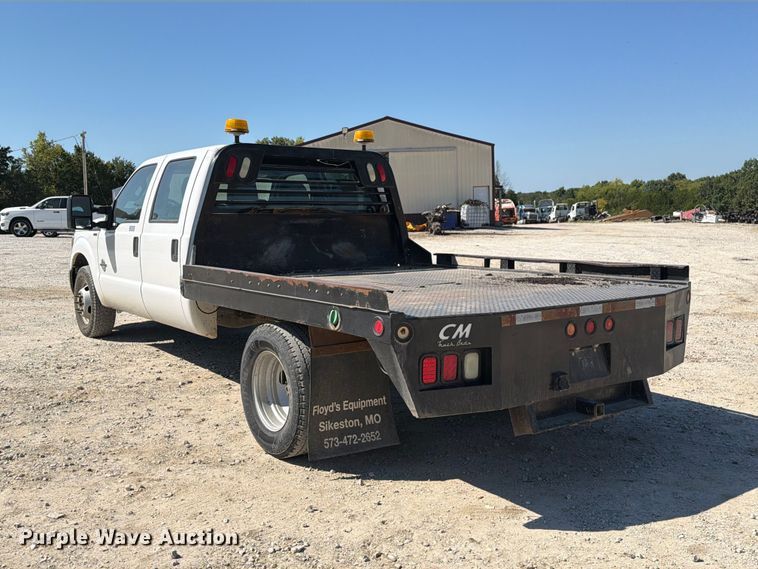 image for item DZ4744 2015 Ford F350 Super Duty XL Crew Cab flatbed pickup truck