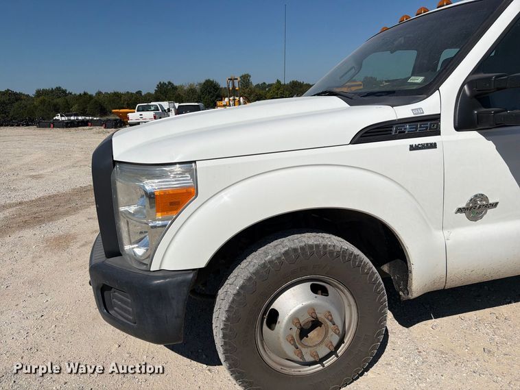 image for item DZ4744 2015 Ford F350 Super Duty XL Crew Cab flatbed pickup truck