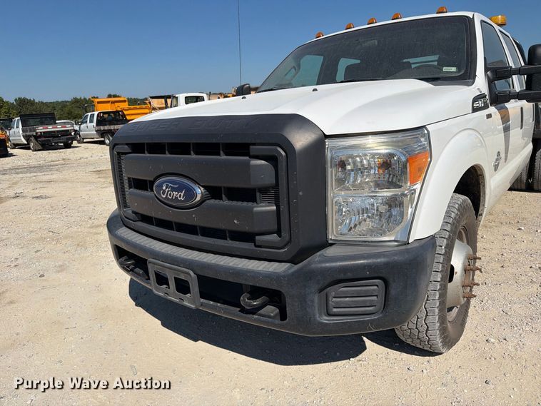 image for item DZ4744 2015 Ford F350 Super Duty XL Crew Cab flatbed pickup truck