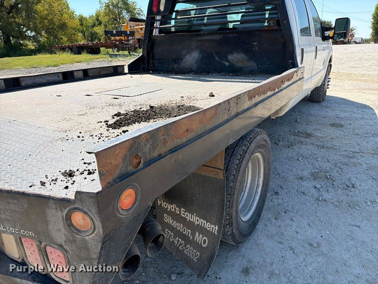 image for item DZ4744 2015 Ford F350 Super Duty XL Crew Cab flatbed pickup truck