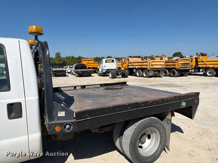 image for item DZ4744 2015 Ford F350 Super Duty XL Crew Cab flatbed pickup truck