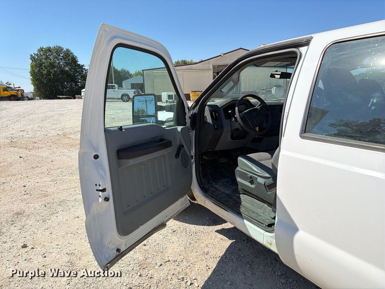 image for item DZ4744 2015 Ford F350 Super Duty XL Crew Cab flatbed pickup truck