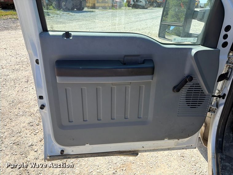 image for item DZ4744 2015 Ford F350 Super Duty XL Crew Cab flatbed pickup truck
