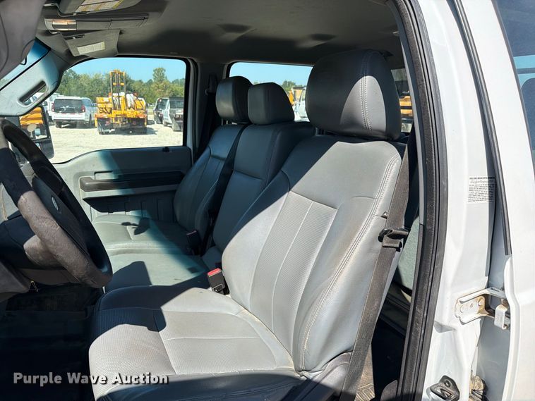 image for item DZ4744 2015 Ford F350 Super Duty XL Crew Cab flatbed pickup truck