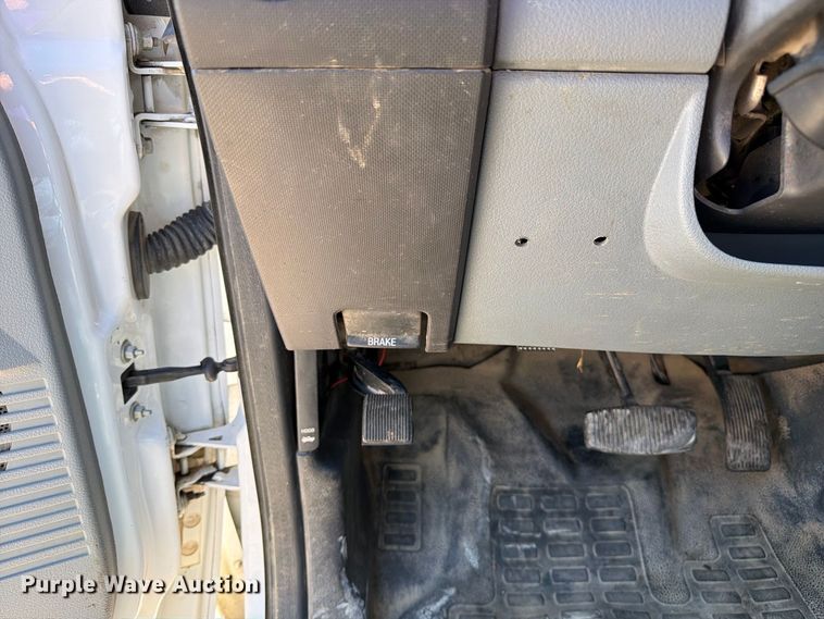 image for item DZ4744 2015 Ford F350 Super Duty XL Crew Cab flatbed pickup truck