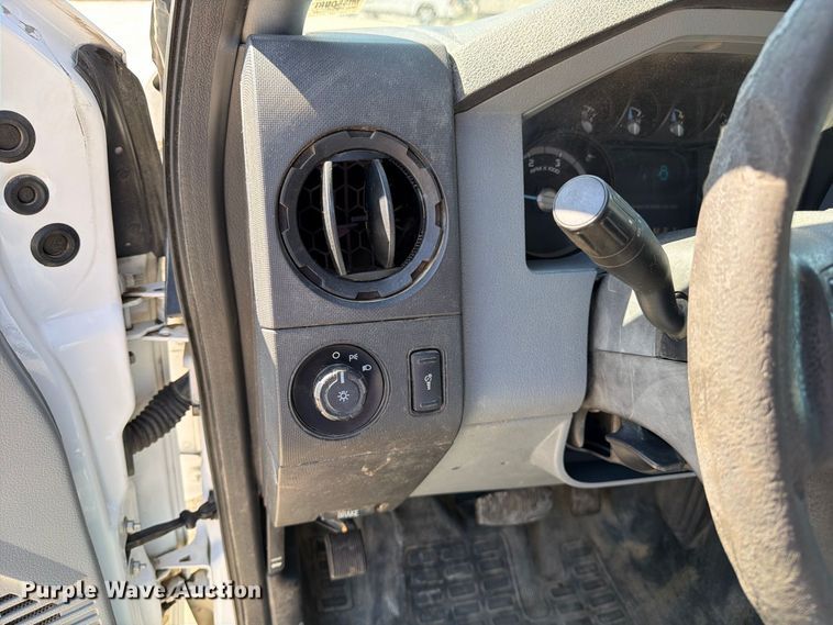 image for item DZ4744 2015 Ford F350 Super Duty XL Crew Cab flatbed pickup truck