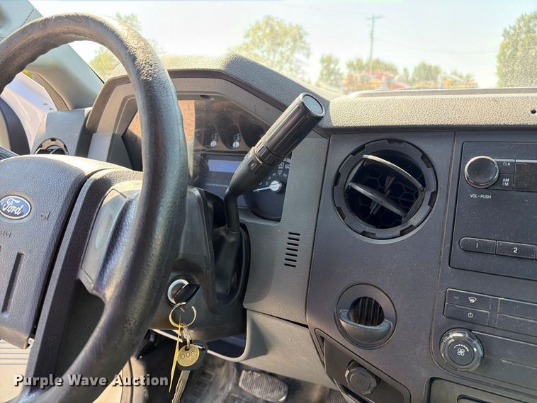 image for item DZ4744 2015 Ford F350 Super Duty XL Crew Cab flatbed pickup truck