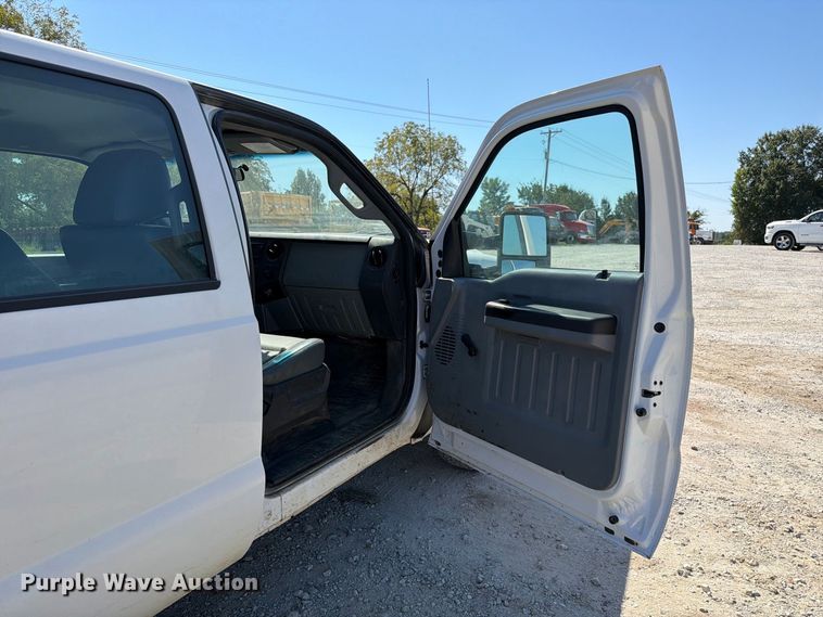 image for item DZ4744 2015 Ford F350 Super Duty XL Crew Cab flatbed pickup truck