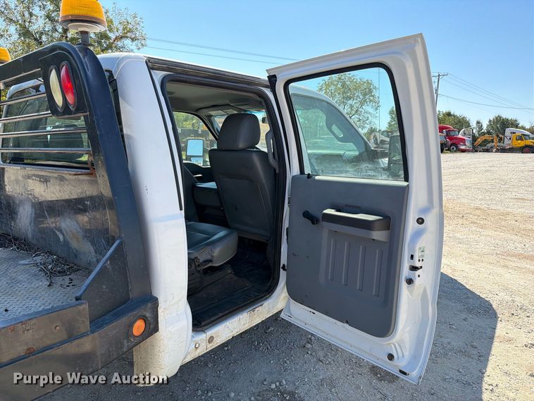 image for item DZ4744 2015 Ford F350 Super Duty XL Crew Cab flatbed pickup truck