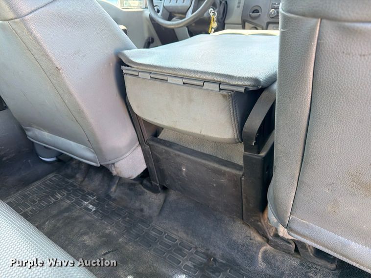 image for item DZ4744 2015 Ford F350 Super Duty XL Crew Cab flatbed pickup truck