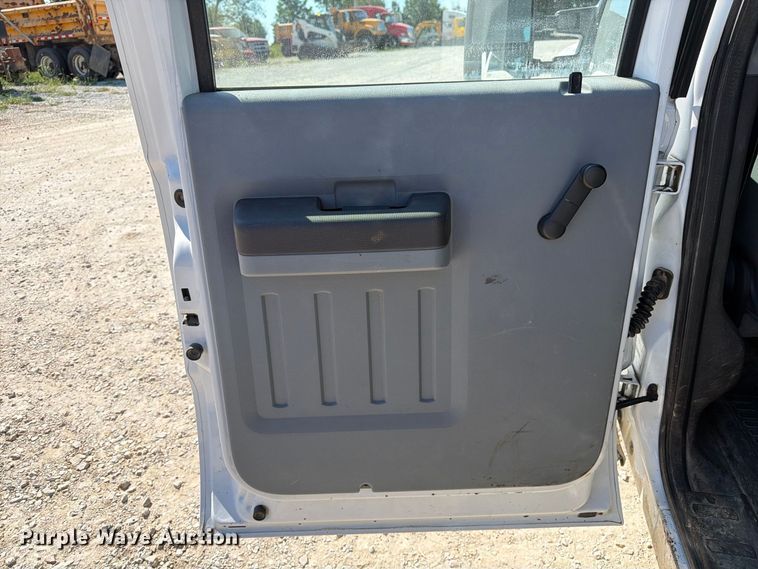 image for item DZ4744 2015 Ford F350 Super Duty XL Crew Cab flatbed pickup truck