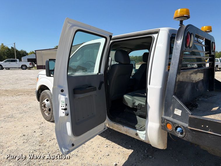image for item DZ4744 2015 Ford F350 Super Duty XL Crew Cab flatbed pickup truck