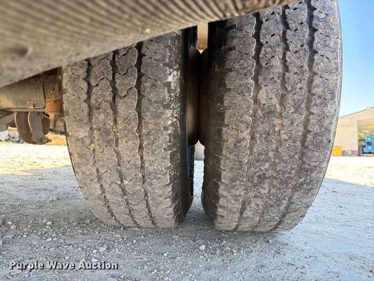 image for item DZ4744 2015 Ford F350 Super Duty XL Crew Cab flatbed pickup truck