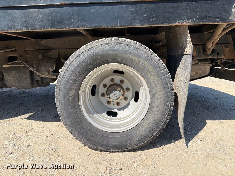 image for item DZ4744 2015 Ford F350 Super Duty XL Crew Cab flatbed pickup truck
