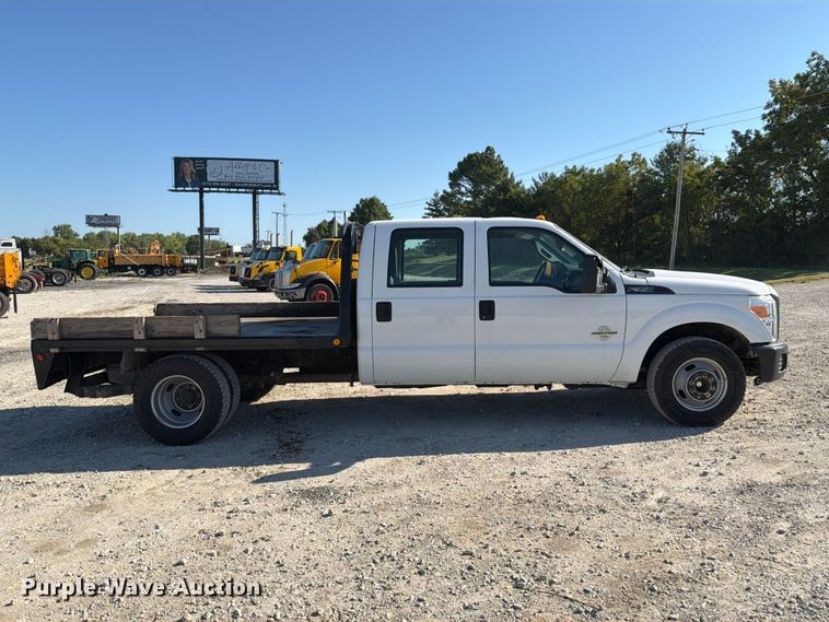 image for item DZ4745 2015 Ford F350 Super Duty XL Crew Cab flatbed pickup truck