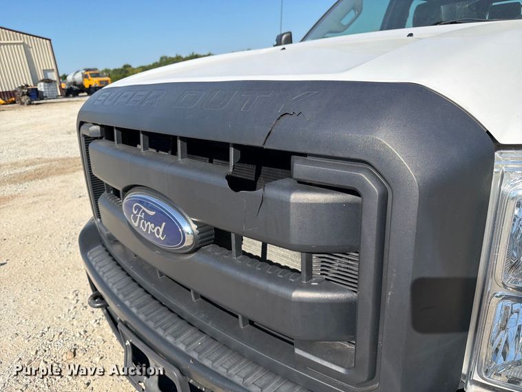 image for item DZ4745 2015 Ford F350 Super Duty XL Crew Cab flatbed pickup truck
