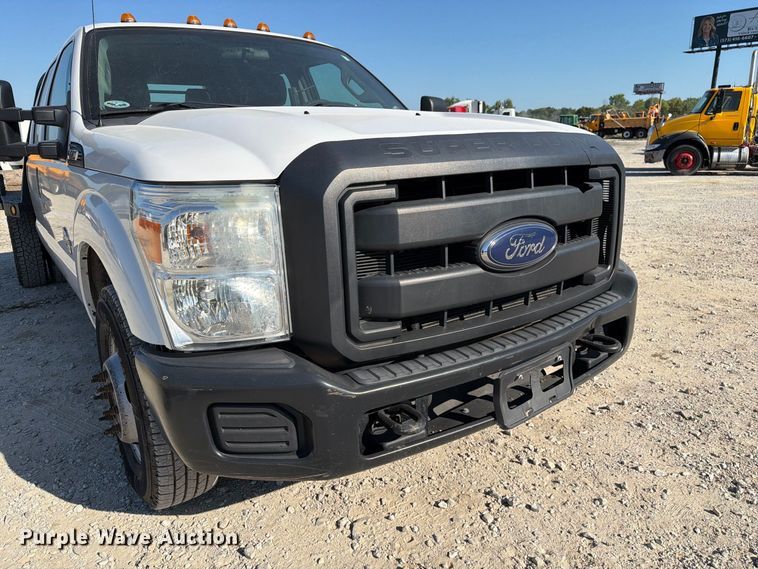 image for item DZ4745 2015 Ford F350 Super Duty XL Crew Cab flatbed pickup truck