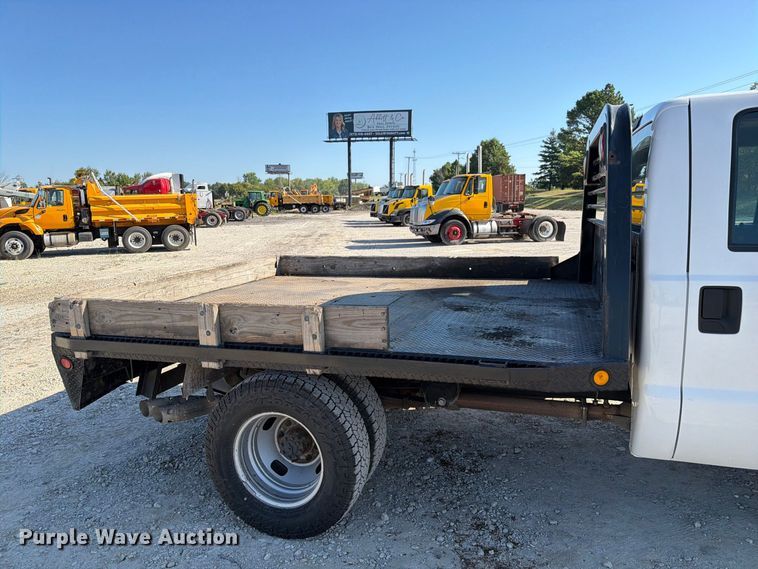 image for item DZ4745 2015 Ford F350 Super Duty XL Crew Cab flatbed pickup truck