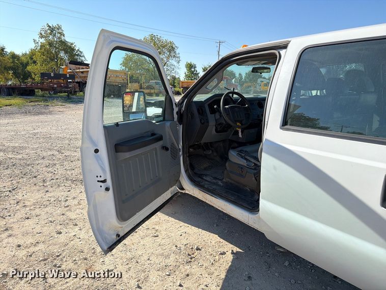 image for item DZ4745 2015 Ford F350 Super Duty XL Crew Cab flatbed pickup truck