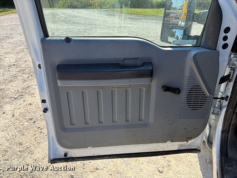 image for item DZ4745 2015 Ford F350 Super Duty XL Crew Cab flatbed pickup truck