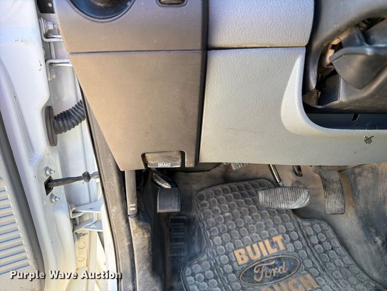 image for item DZ4745 2015 Ford F350 Super Duty XL Crew Cab flatbed pickup truck