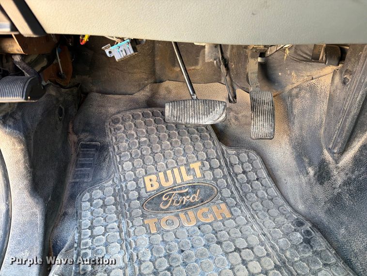 image for item DZ4745 2015 Ford F350 Super Duty XL Crew Cab flatbed pickup truck