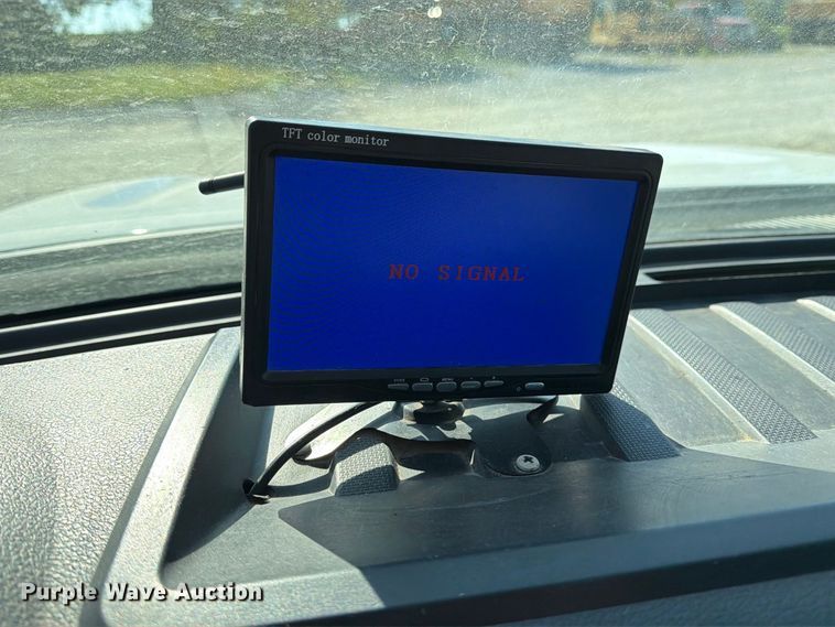 image for item DZ4745 2015 Ford F350 Super Duty XL Crew Cab flatbed pickup truck