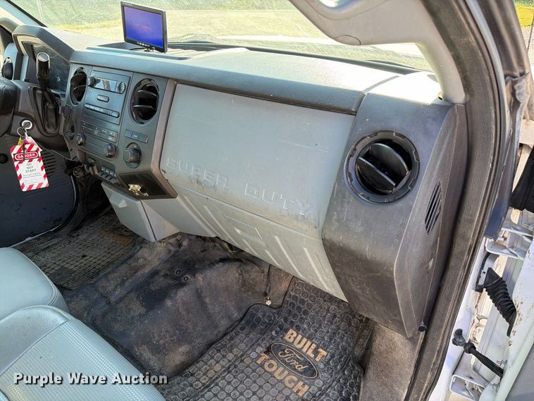 image for item DZ4745 2015 Ford F350 Super Duty XL Crew Cab flatbed pickup truck