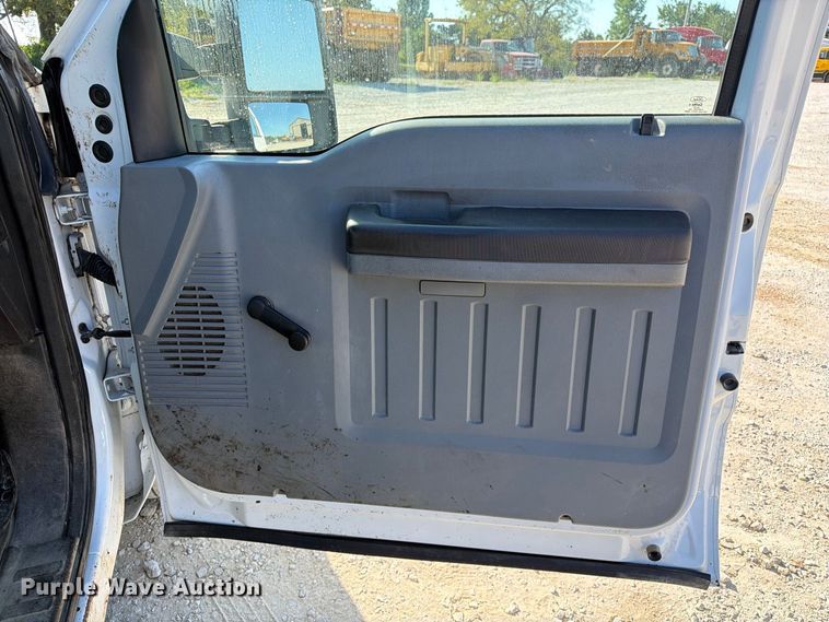 image for item DZ4745 2015 Ford F350 Super Duty XL Crew Cab flatbed pickup truck