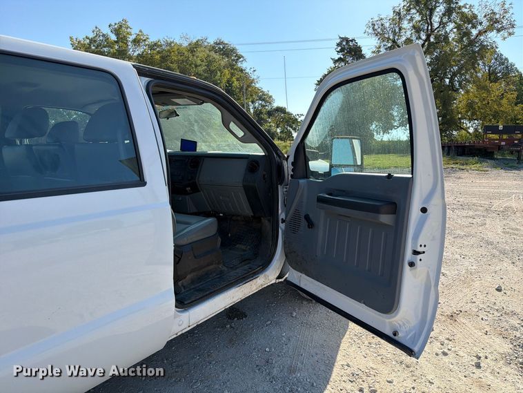 image for item DZ4745 2015 Ford F350 Super Duty XL Crew Cab flatbed pickup truck