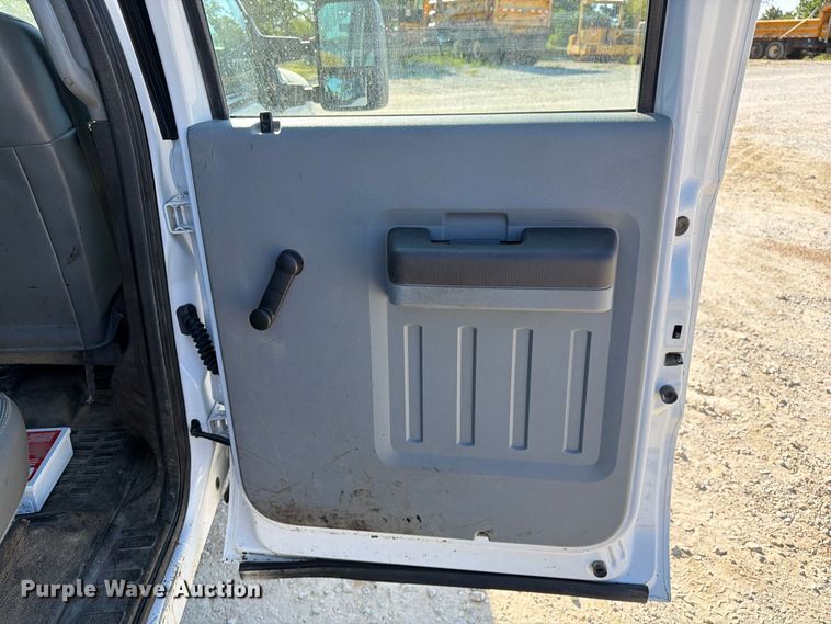 image for item DZ4745 2015 Ford F350 Super Duty XL Crew Cab flatbed pickup truck