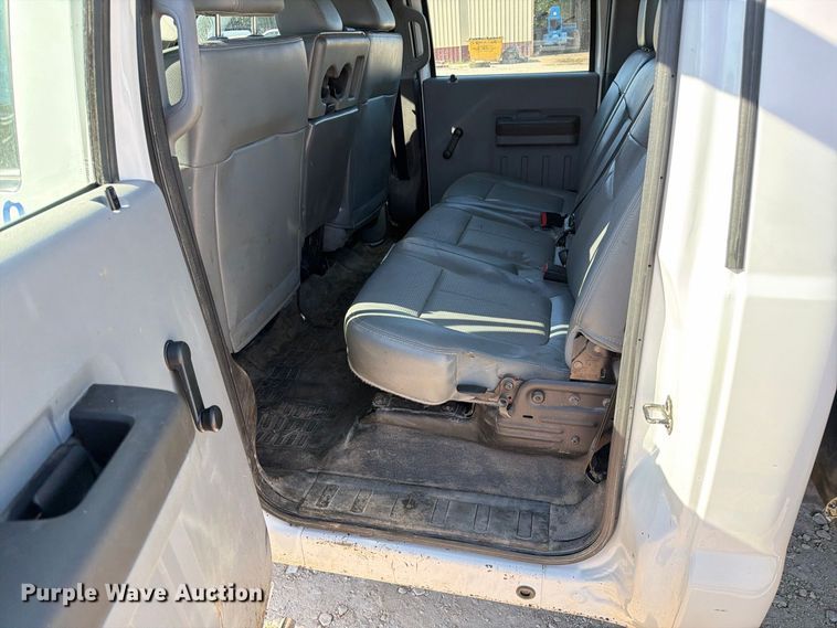image for item DZ4745 2015 Ford F350 Super Duty XL Crew Cab flatbed pickup truck