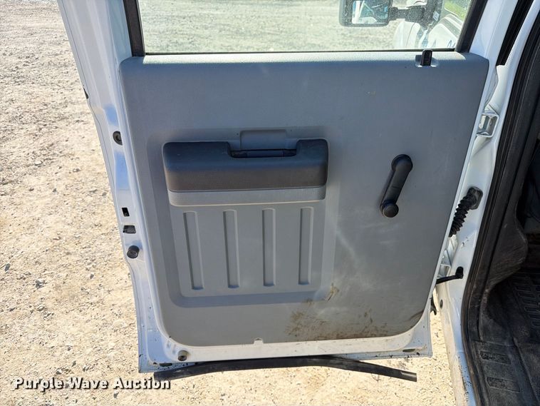 image for item DZ4745 2015 Ford F350 Super Duty XL Crew Cab flatbed pickup truck