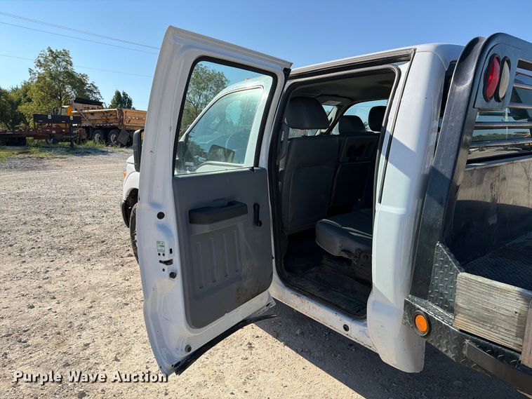 image for item DZ4745 2015 Ford F350 Super Duty XL Crew Cab flatbed pickup truck