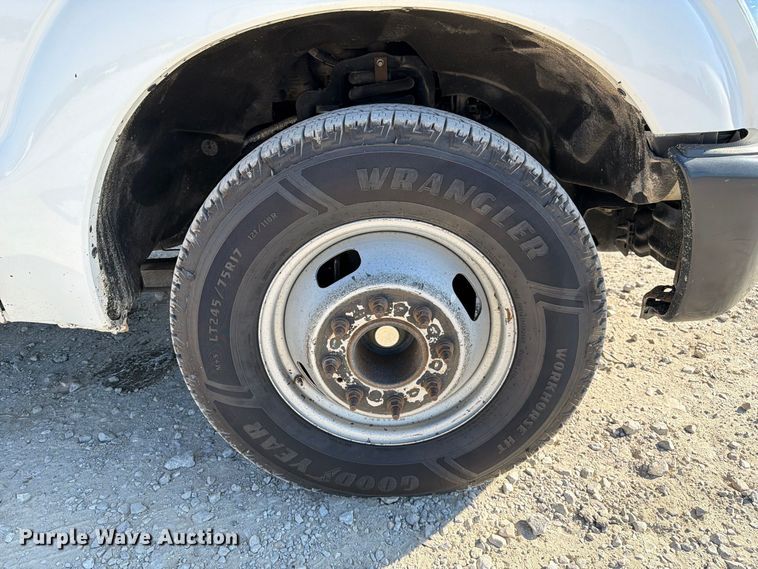 image for item DZ4745 2015 Ford F350 Super Duty XL Crew Cab flatbed pickup truck