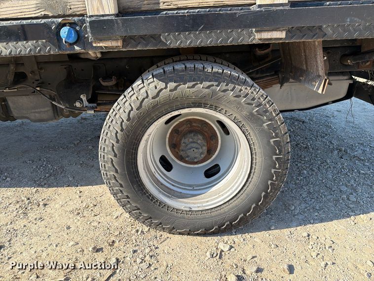 image for item DZ4745 2015 Ford F350 Super Duty XL Crew Cab flatbed pickup truck