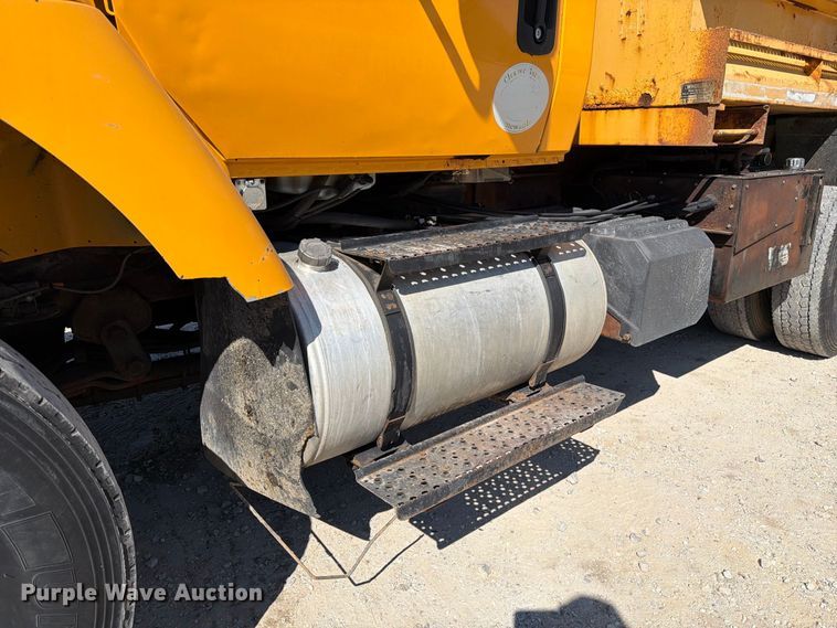 image for item DZ4746 2006 International 7400 dump truck