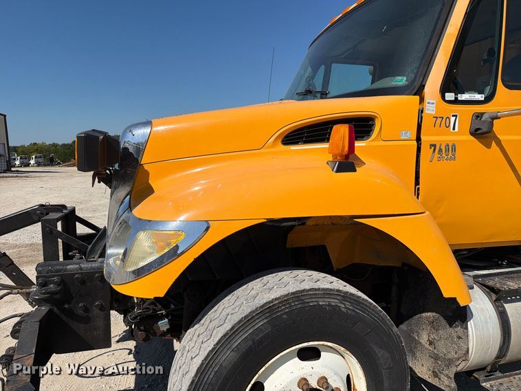 image for item DZ4746 2006 International 7400 dump truck