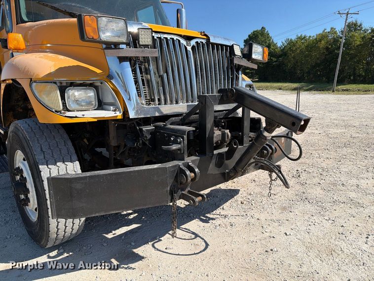 image for item DZ4746 2006 International 7400 dump truck