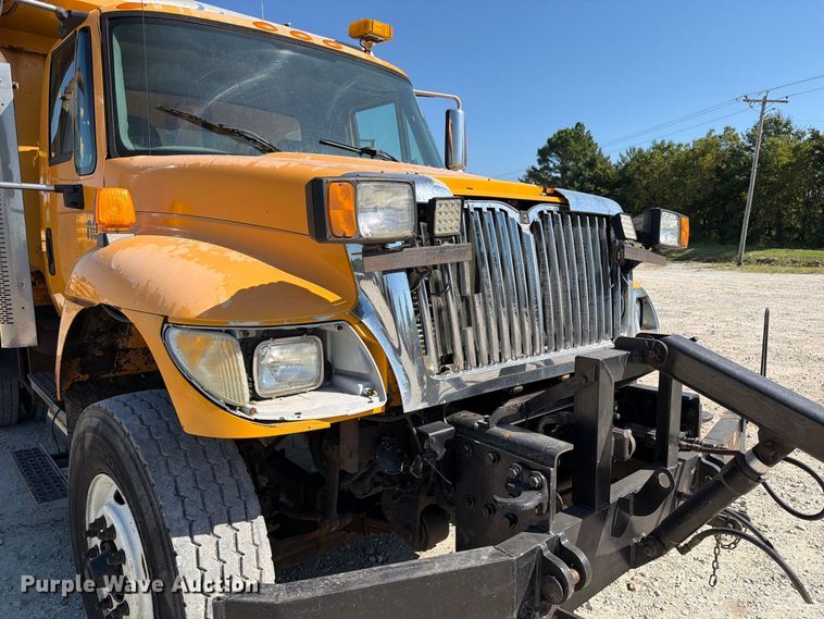 image for item DZ4746 2006 International 7400 dump truck