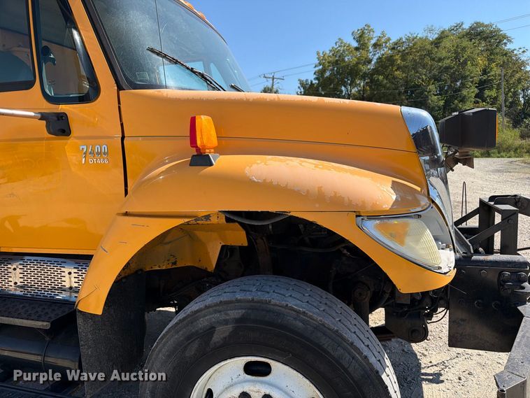 image for item DZ4746 2006 International 7400 dump truck
