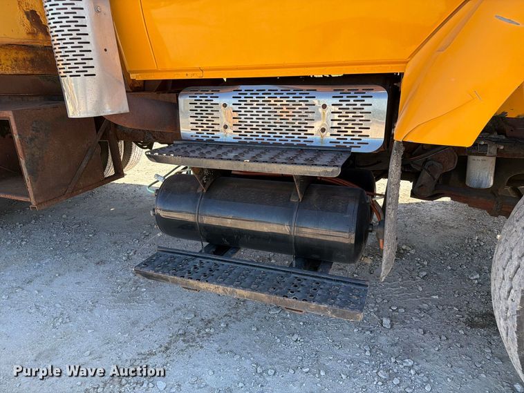 image for item DZ4746 2006 International 7400 dump truck