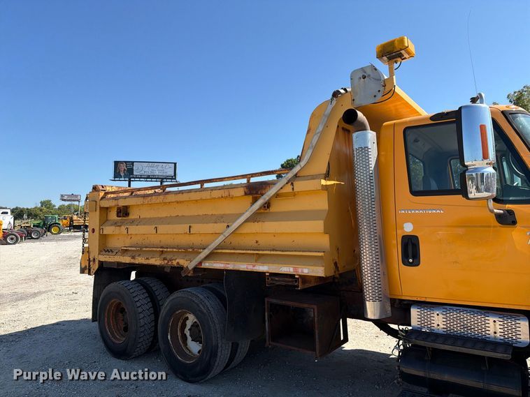 image for item DZ4746 2006 International 7400 dump truck