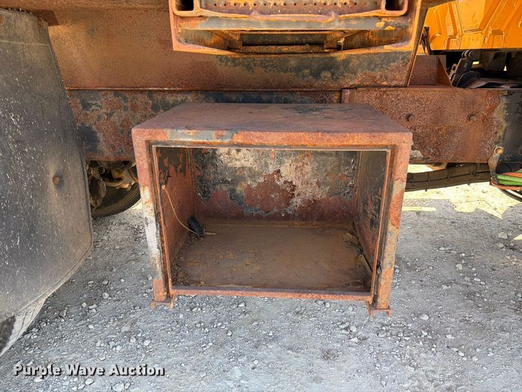 image for item DZ4746 2006 International 7400 dump truck