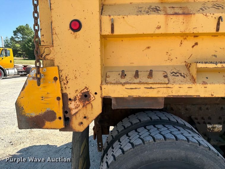 image for item DZ4746 2006 International 7400 dump truck